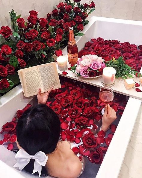 Bath Aesthetic, Anting Manik, Romantic Surprise, Romantic Room, Dream Bath, Flower Bath, Romantic Getaway, Luxury Flowers, Relaxing Bath