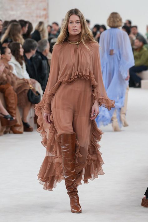 chloe aw24 Dramatic Dresses, Black Poncho, Georgia May Jagger, Estilo Boho, Winter 2024, Boho Dress, Paris Fashion, Stylish Women, Paris Fashion Week