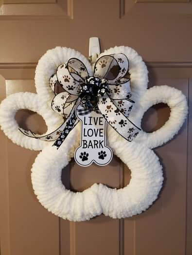 Dog Wreaths For Front Door Diy, Pet Wreath Ideas, Dog Christmas Wreaths, Dog Paw Wreath Diy, Cat Wreathes, Dog Wreaths, Paw Crafts, Yarn Wreaths, Pet Wreath