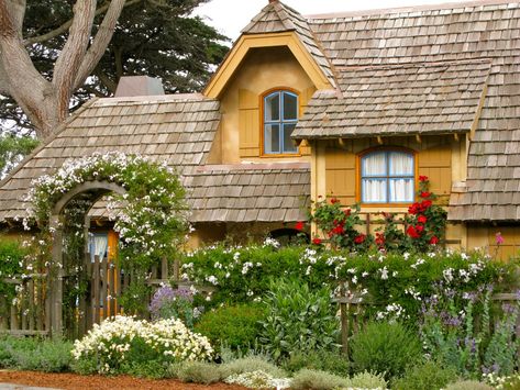 Backyard Cottage, Gardening Landscaping, Fairytale Cottage, Cottage Garden Design, Storybook Cottage, Cottage Garden Plants, English Cottage Garden, Cottage Cabin, Style Cottage