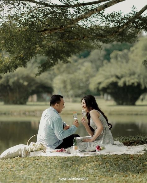 Prewedding Garden Ideas, Picnic Prewedding Photoshoot, Prewedding Piknik, Picnic Prewedding, Garden Prewedding, Japan Prewedding, Pre Nup Photoshoot, Prenup Outfit, Picnic Photos