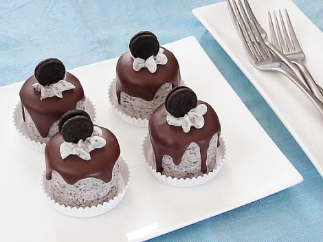 Mini Chocolate Oreo Cakes Oreo Cakes, Chocolate Oreo Cake, Chocolate Oreo, Shower Desserts, Oreo Recipes, Rich Chocolate Cake, Chocolate Oreos, Chocolate Cakes, Oreo Cake