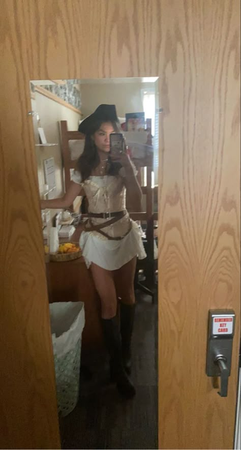 Will Turner Elizabeth Swan Costume, Pirate Costume White Corset, 1800s Halloween Costumes, Jack Sparrow Outfit Women, Elizabeth Turner Costume, Historical Costume Halloween, Elizabeth Swan And Jack Sparrow Costume, Elizabeth Turner Pirates, Elizabeth Swan Outfits