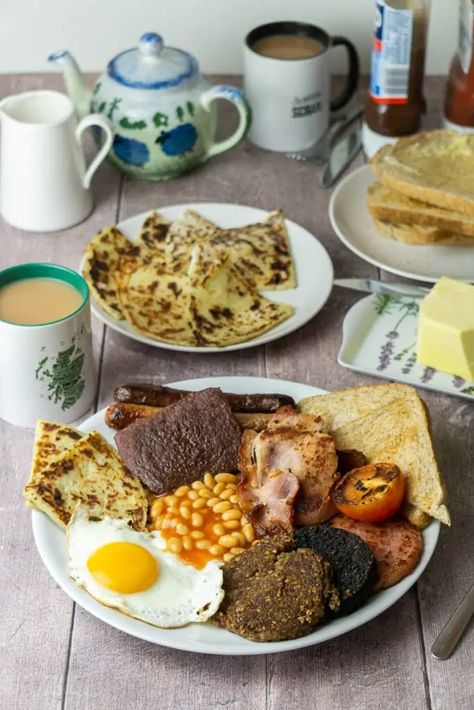 WHAT IS A FULL SCOTTISH BREAKFAST? AND HOW TO MAKE THE BEST ONE! Scottish Scran, Outlander Recipes, Scottish Aesthetic, Full Scottish Breakfast, Traditional Scottish Food, Tattie Scones, Medieval Food, Scotland Food, Scottish Breakfast