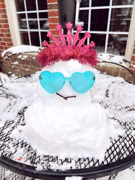 idk preppy snowman, snow day vsco ???? :-)))) Preppy Snowman, Snowman Snow, Preppy Winter, Snow Day, Not Mine, Christmas, Pink