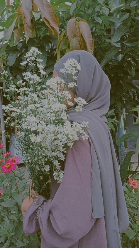 Cewe pegang bunga tanpa muka Self Foto, Aesthetic Post, Abaya Fashion, Fashion Aesthetic, Aesthetic Girl, Tulle Skirt, Flowers