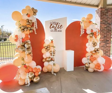 Light Orange Party Decorations, Orange Backdrop Ideas, Coral Color Birthday Theme, Orange And Green Balloon Arch, Orange And White Balloon Arch, Orange Photo Backdrop, Citrus Photo Backdrop, Orange And Brown Balloon Garland, Orange Backdrop Photoshoot