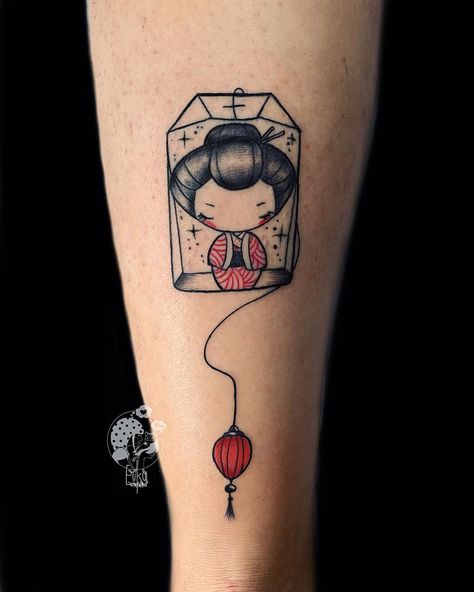 Teabag Tattoo, Cozy Tattoo, Kokeshi Tattoo, Arm Tats, Doll Tattoo, Japanese Tattoos, American Dolls, Drawing Stuff, Kokeshi Dolls