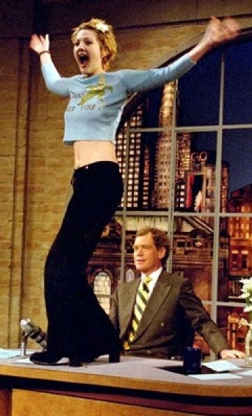 david letterman -drew 'flash' Drew Barrymore David Letterman, Iconic Pop Culture Moments, Drew Barrymore 90s, Drew Barrymore Style, 90s Style Icons, 1990 Style, 90s Grunge Hair, Collage Pics, Harry Clarke