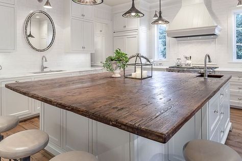 If you prefer to keep the décor conventional and have a wooden countertop, at least try something less generic. For example, this reclaimed wood island top looks very charming. Unique Countertops, Outdoor Kitchen Countertops, Farmhouse Kitchen Island, Wooden Counter, Casa Vintage, Kitchen Stand, Kitchen Decorating, Wood Countertops, Trendy Kitchen