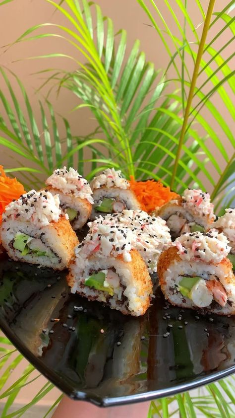 SUSHI EMPANIZADO! esta es una de las primeras recetas que grabé, y no les miento que fue la primera vez que preparé sushi empanizado.. así que anímate a prepararlo porque estoy segura que te tiene que quedar 👏🏻👏🏻👏🏻 | Aventura en tu Cocina | Sushi Empanizado, Summer Holidays, Chinese Food, Make Your Day, Make Your, Holidays, Make It Yourself, Ethnic Recipes, On Instagram