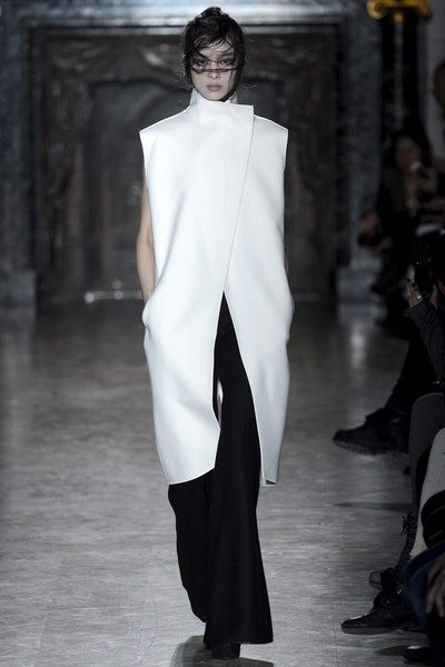 Fashion Construction, Nyc Street, Gareth Pugh, Long Vest, Futuristic Fashion, Simply Chic, Plain Tops, Future Fashion, White Fashion