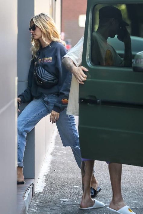 Bum Bag Outfit, Mules Outfit, Louis Vuitton New, Hailey Baldwin Style, Harley Davidson Logo, Rock Outfits, Hailey Baldwin, Celebrity Street Style, Street Style Inspiration