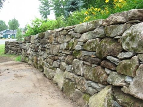 How to Build a Natural Stone Retaining Wall the Right Way! Natural Stone Retaining Wall, Rock Retaining Wall, Stone Walls Garden, Dry Stack Stone, Stacked Stone Walls, Stone Fence, Stone Retaining Wall, Landscaping Retaining Walls, Dry Stone Wall