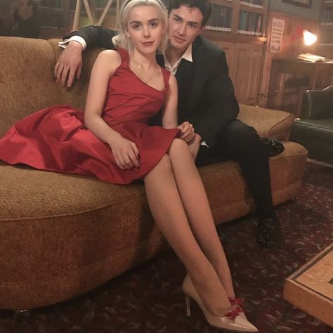 Image in kiernan shipka collection by - on We Heart It Sabrina Spellman Outfit, Sabrina Spellman Style, Sabrina Cast, Gavin Leatherwood, Sabrina Witch, Chilling Adventures Of Sabrina, Pretty Halloween, Kiernan Shipka, Sabrina Spellman