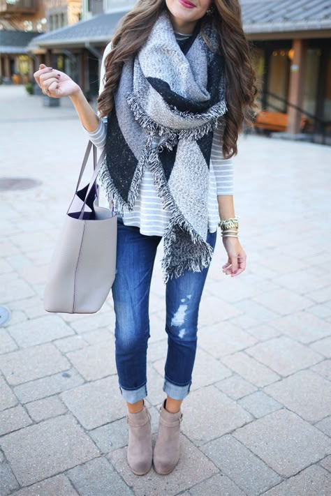 southern-curls-and-pearls: New blog post featuring this outfit! Click here. :) Áo Blu, Winter Blanket, Mode Tips, Winter Attire, Scarf Outfit, Fall Jeans, Mode Casual, Oversized Scarf, Outfit Trends