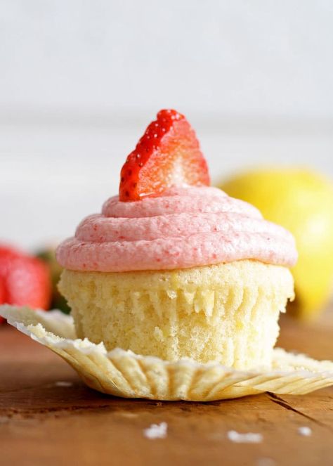 Strawberry lemonade cupcakes are the perfect spring dessert! Sweet and tangy - one of the BEST combinations out there! #strawberry #cupcake #cupcakes #strawberries #fromscratch #easy #fresh #homemade #best #moist #lemon #lemonade #recipe #ideas #summer #spring #yellow #yummy #recipes Strawberry Lemonade Cupcakes, Easy Strawberry Lemonade, Lemonade Cupcakes, Strawberry Frosting, Lemon Cupcakes, Spring Desserts, Cupcakes Recipe, Easy Strawberry, Yummy Cupcakes