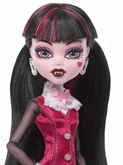 Count Fabulous, Pleated White Skirt, Pet Bat, Pink Hair Streaks, Draculaura Doll, Bold Eyebrows, Monster High Draculaura, Matching Stockings, Bat Animal