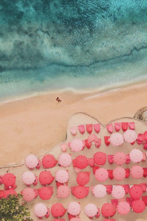 22 photos of beach umbrellas that will give you total travel envy - Vogue Australia Positano Beach, Italy Images, Pink Umbrella, American Threads, Paradise Found, Cocoa Beach, Trendy Boutique, Clearwater Beach, Pink Beach