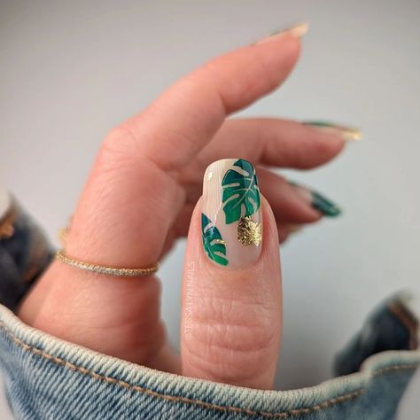 Tessa - Nail Artist on Instagram: “Monsteras & Gold 🌿⚜️ Hey friends! I love how easy variegated leaves are to do with stamping, so here's a simple look with some gold flake…” Leave Design Nail, Monstera Leaf Nail Art, Tropical Leaf Nail Art, Leaf Print Nails, Monstera Plant Nail Art, Plant Nail Art Simple, Tropical Inspired Nails, Monstera Nail Design, Monstera Plant Nails