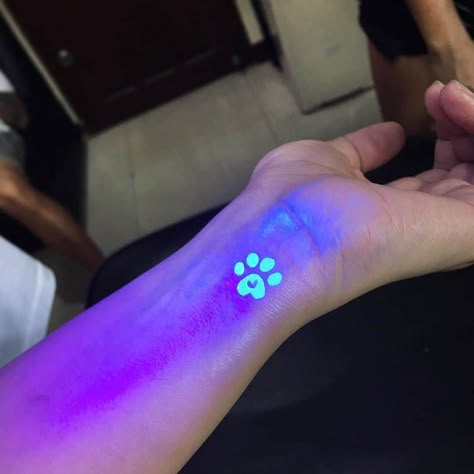 Uv Light Tattoo, Glowing Tattoos, Uv Ink Tattoos, Uv Tattoos, Black Light Tattoo, Glow Tattoo, Neon Tattoo, Dark Tattoos, Bright Tattoos