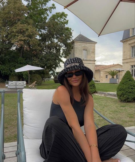 Dior Bucket Hat Outfit, Basic Outfits Summer, Dior Bucket Hat, Dior Outfit, Sarah Ashcroft, Bucket Hat Outfit, Hat Outfit, Outfits With Hats, Basic Outfits