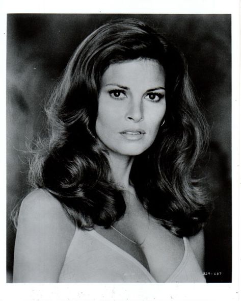 Raquel Welch Rachel Welch, James Bond Girls, Bond Girls, Rita Hayworth, Raquel Welch, Celebrity Travel, Hollywood Glam, Vintage Hollywood, Classic Beauty