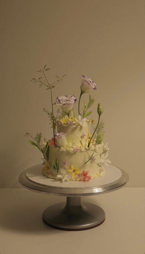 Flower Birthday Cake Aesthetic, Yip Studio Cake, Flower Aesthetic Cake, Real Flower Cake, Aesthetic Wedding Cake, Flower Cake Ideas, Botanical Cake, Natural Cake, Whimsical Cake