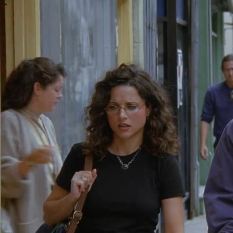 Julia Louis Dreyfus 90s Style, 80s Celebrities Women, Julia Louis Dreyfus Hair, Elaine Seinfeld Hair, Iconic 90s Characters, Elaine Benes Aesthetic, Elaine Benes Hair, Elaine Benes Style, Elaine Seinfeld Outfits