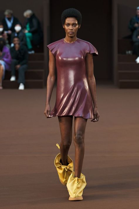 Loewe Fall 2022 Ready-to-Wear Collection at Paris Fashion Week – Footwear News Loewe Fall 2022, Moda Paris, Denim Boots, Fall 2022, Draped Dress, Best Brand, Paris Fashion, Women Collection, Paris Fashion Week