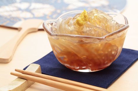 Noodle Substitute, Jelly Noodles, Japanese Jelly, Japanese Noodle Dish, Ugly Food, Japan Restaurant, Summertime Snacks, Japanese Food Traditional, Healthy Diet Food