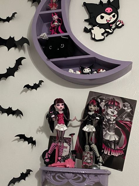 Draculaura room details Draculaura Bedroom, Monster High Room Ideas, Draculaura Room Aesthetic, Draculaura Room, Monster High Room Decor, Unique House Decor, Monster High Bedroom, Monster High Room, High Room