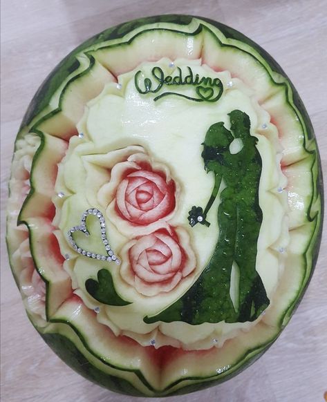 Fruit Buffet, Fruit Carvings, Veggie Art, Fruit Crafts, Watermelon Art, Watermelon Carving, Amazing Food Decoration, Fruit Displays, Fruit And Vegetable Carving