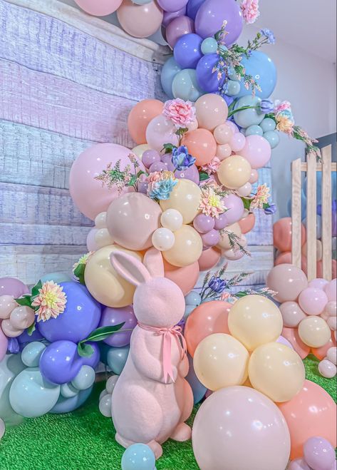 Easter Balloon Garland Ideas, Easter Arch Backdrop, Easter Balloon Backdrop, Easter Balloon Decorations, Spring Balloon Garland, Easter Balloon Arch, Spring Balloons, Backdrop Business, Easter Balloon Decor