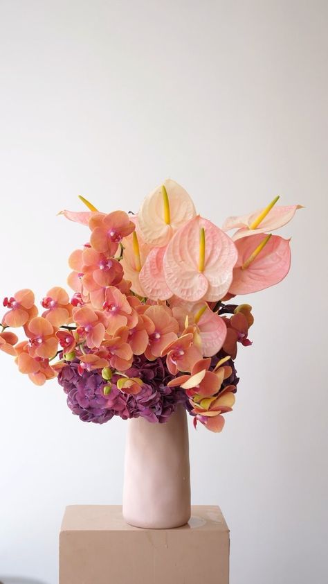 Design Floral Moderne, Hydrangea Arrangement, Modern Floral Arrangements, Hydrangea Arrangements, Temple Decor, Modern Floral Design, Dried Hydrangeas, Wedding Stage Design, Creative Flower Arrangements