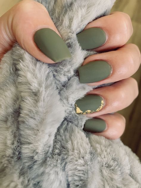 Green Nails Acrylic Matte, Green And Yellow Gel Nails, Green Nails Acrylic Fall, Matte Olive Green Nails With Gold, Autumn Nails Olive Green, Green And Gold Matte Nails, Square Nails Ideas Green, Olive Green Matte Nails Design, September Nails Green