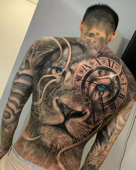 Lion Back Tattoo, Men Flower Tattoo, Beautiful Tattoo Designs, Tattoo Lion, Wolf Tattoo Sleeve, La Tattoo, Torso Tattoos, Lion Head Tattoos, Saved Tattoo