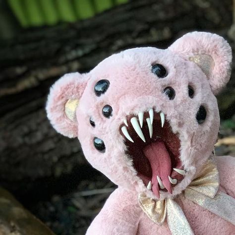 Dont Trust Dolls on Instagram: "Twinkle. *link in bio* Pink fluffy teddy, cute, adorable, mouth full of teeth and eight beady black eyes to stare deep into your soul and pull out the darkest of your fears....  Looks cute with his fancy sparkly bow tie, perfect addition to any dark bedroom corner. #teddy #scary #monster #creepy #horror #scp #scpfoundation #creepystuff #horrorstuff #monsterstuff #nightmare #nightmarefuel #horrorart #scarytoy #horrortoy" 2 Headed Teddy Bear, Two Headed Stuffed Animal, Cute Horror Aesthetic, Creepy Stuffed Animals Diy, Scary Plushies, Scary Stuffed Animals, Creepy Cute Core, Teddy Bear Creepy, Cute Horror Art