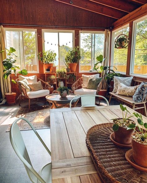 Breakfast Room Sitting Area, Eclectic Sunroom Ideas, Sunroom Decorating Ideas With Plants, Arizona Farmhouse Style, Boho Florida Room, Sunroom Ideas Apartment, Sunroom Off Dining Room, Boho Florida Room Ideas, Boho Chic Sunroom