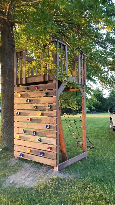 Diy Climbing Wall Outdoor, Diy Rockwall Outdoor, Backyard Climbing Wall, Backyard Climbing Structure, Diy Outdoor Climbing Structure, Pallet Jungle Gym Diy, Outdoor Climbing Structure, Diy Toddler Climbing Structure, Playarea Kids Garden