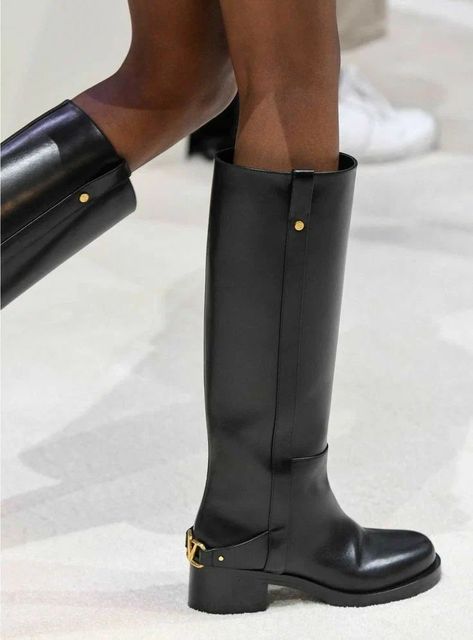 Valentino Boots, Money Fashion, Elegant Styles, Aesthetic Shoes, Fall Shoes, 가을 패션, Outfits Women, Womens Clogs, Winter Shoes