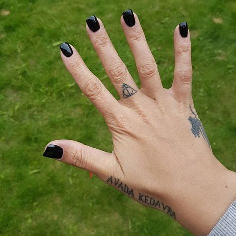 Deathly Hallows Tattoo Finger, Tattoo Ideas Hand, Tiny Harry Potter Tattoos, Hallows Tattoo, Tattoo Harry Potter, Potter Tattoo, Small Tats, Expecto Patronum, Harry Potter Tattoos