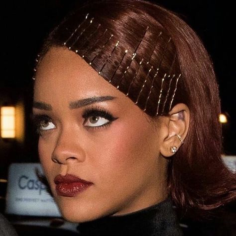 Bobby pins hairstyle Rihanna Model Tips, Bobby Pin Hairstyles, Editorial Hair, 90s Hairstyles, Grunge Hair, Aesthetic Hair, Hair Looks, Rihanna, Hair Inspo