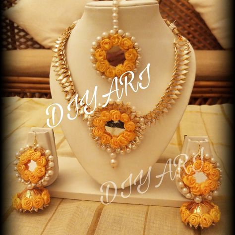 Haldi Jewellery For Bride, Haldi Ornaments, Dulhan Set, Yellow Choker, Mehndi Jewellery, Flower Jewelry Diy, Haldi Jewellery, Flower Jewellery For Mehndi, Mehendi Function