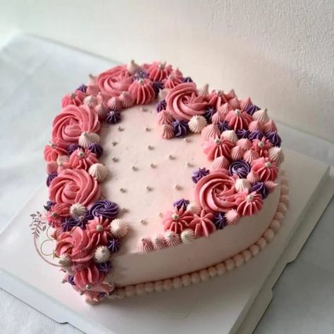 Heart Shaped Cakes 20th Birthday, Decorating Heart Shaped Cakes, Heart Decorated Cake, Heart Cake Sweet 16, Cake With Hearts Decoration, Heart Shaped Cake With Flowers, Heart Shape Cake Designs For Birthday, Heart Shape Birthday Cake, Rose Cake Ideas