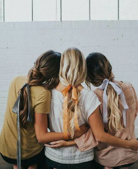 Hair bows are back and we've got 8 inspiring ideas for how to pull off a grown-up version. Hair Layered, Barefoot Blonde, Good Hair Day, Shampoos, Hair Dos, Scarf Hairstyles, Hair Day, Pretty Hairstyles, Hair Bow