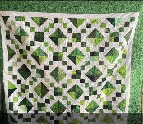 Green Quilts Ideas, Dark Green Quilt, Sage Green Quilt Patterns, Green And Yellow Quilts Ideas, Forest Green Quilt Pattern, Quilts For Boys, Green Batik Quilt Ideas, Green Quilts, Beginner Quilt