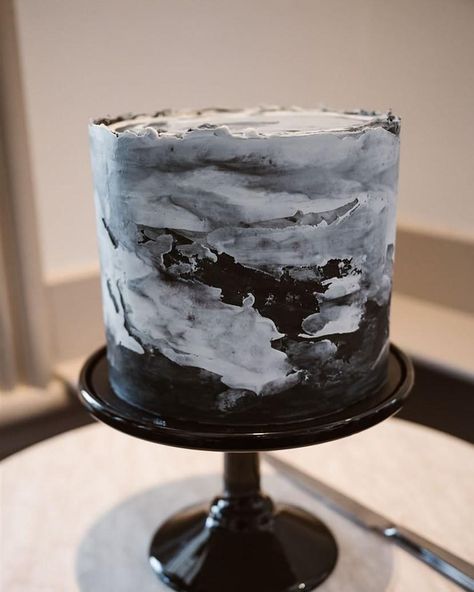 Black And Silver Birthday Cake, Blue And Black Cake, Black Theme Cake, World Cake Ideas, Minimal Cakes, Retirement Cake Ideas, Birthday Cake Black, Grey Cake, World Cake