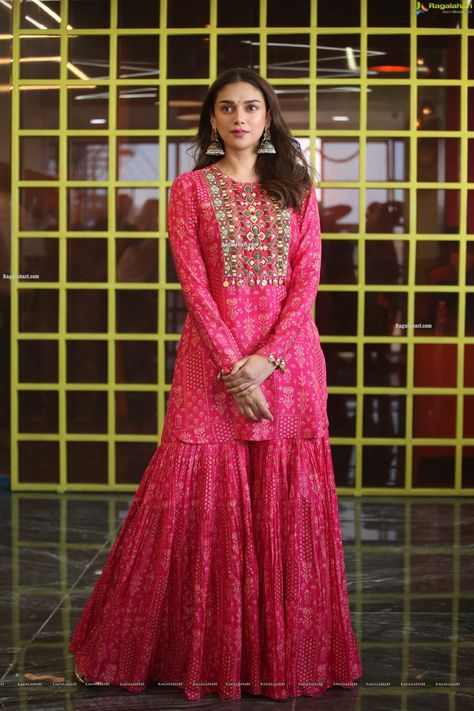 Chundri Dresses Ideas Indian, Chundri Dresses Kurti, Bandini Outfits, Chundri Dresses Ideas, Shaadi Lehnga, Chiffon Blouses Designs, Aditi Rao, Mehendi Outfits, Bandhani Dress