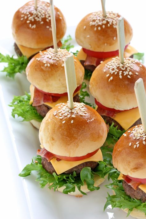 Halloween Party Appetizers Easy, Party Food Easy Appetizers, Mini Hamburger, Halloween Appetizers Easy, Halloween Party Appetizers, Mini Hamburgers, Mini Burgers, Party Appetizers Easy, Halloween Appetizers